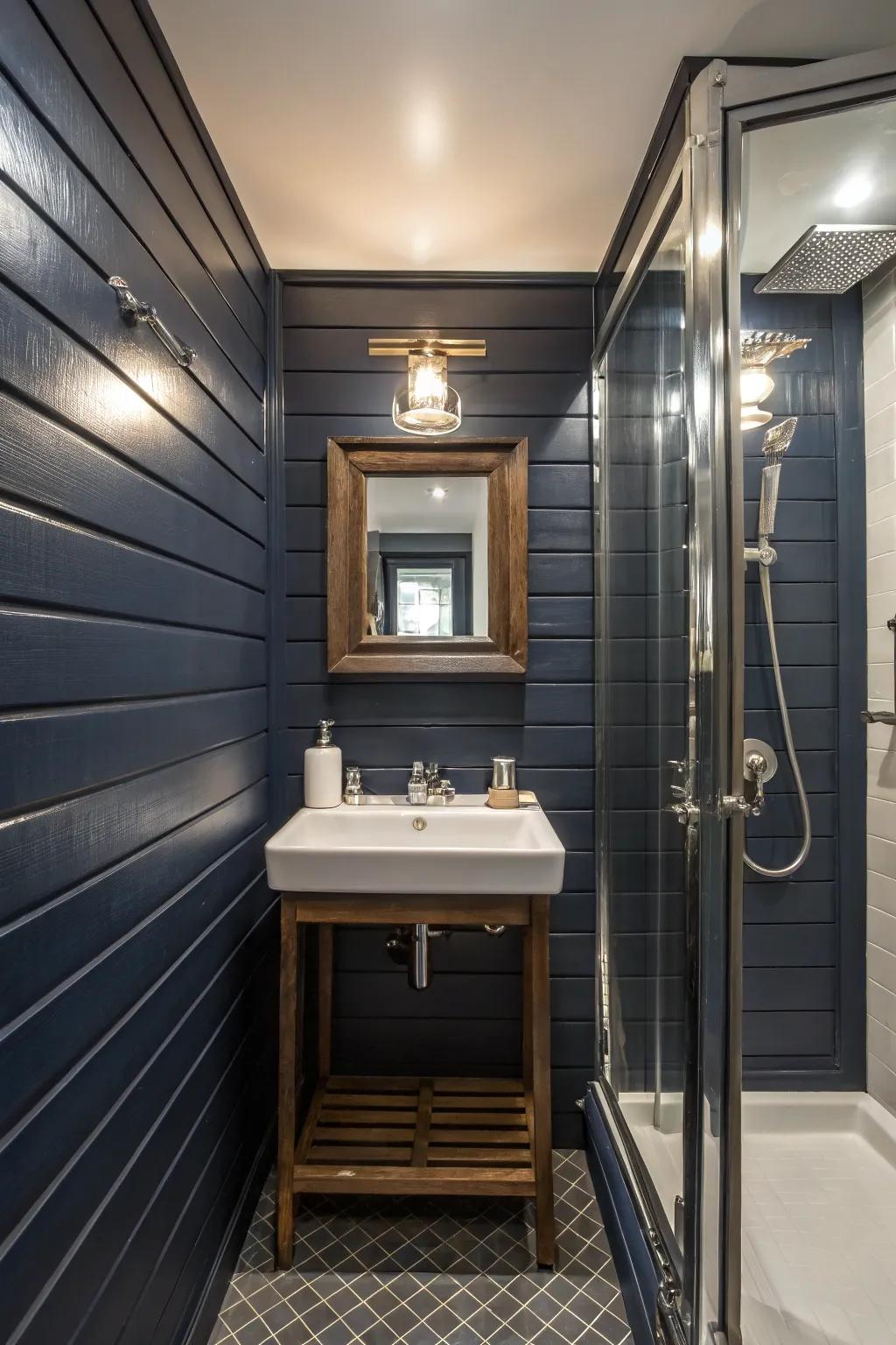 Horizontal paneling in a small bathroom, providing a modern and extended appearance.