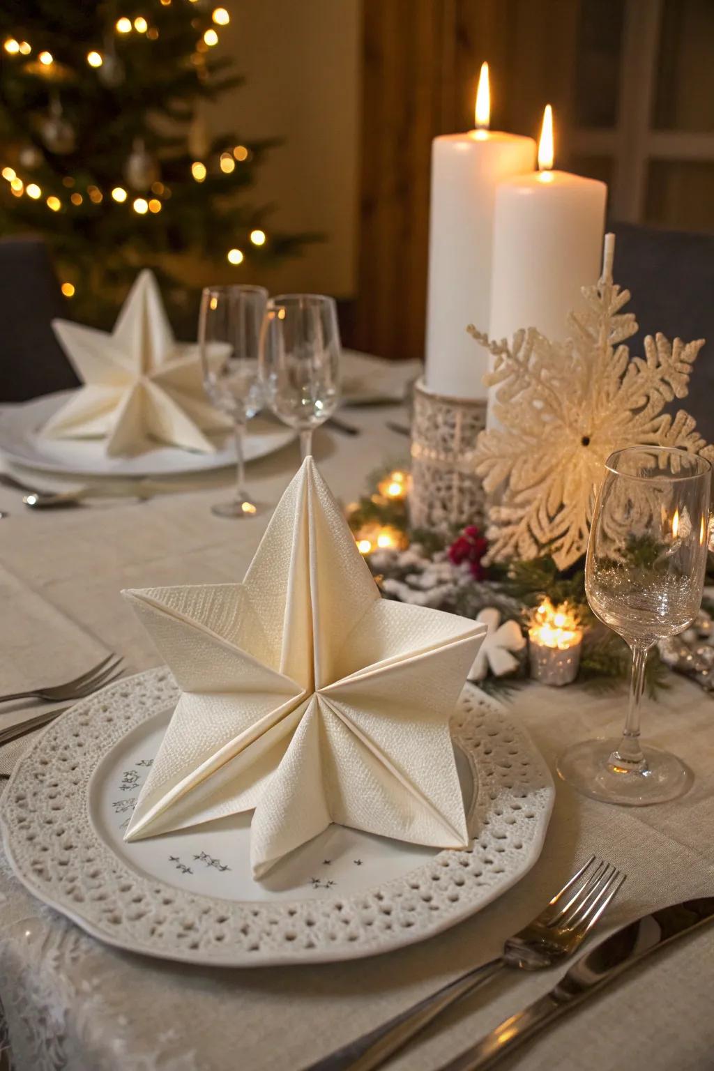 Luxurious star folds to make your table shine.