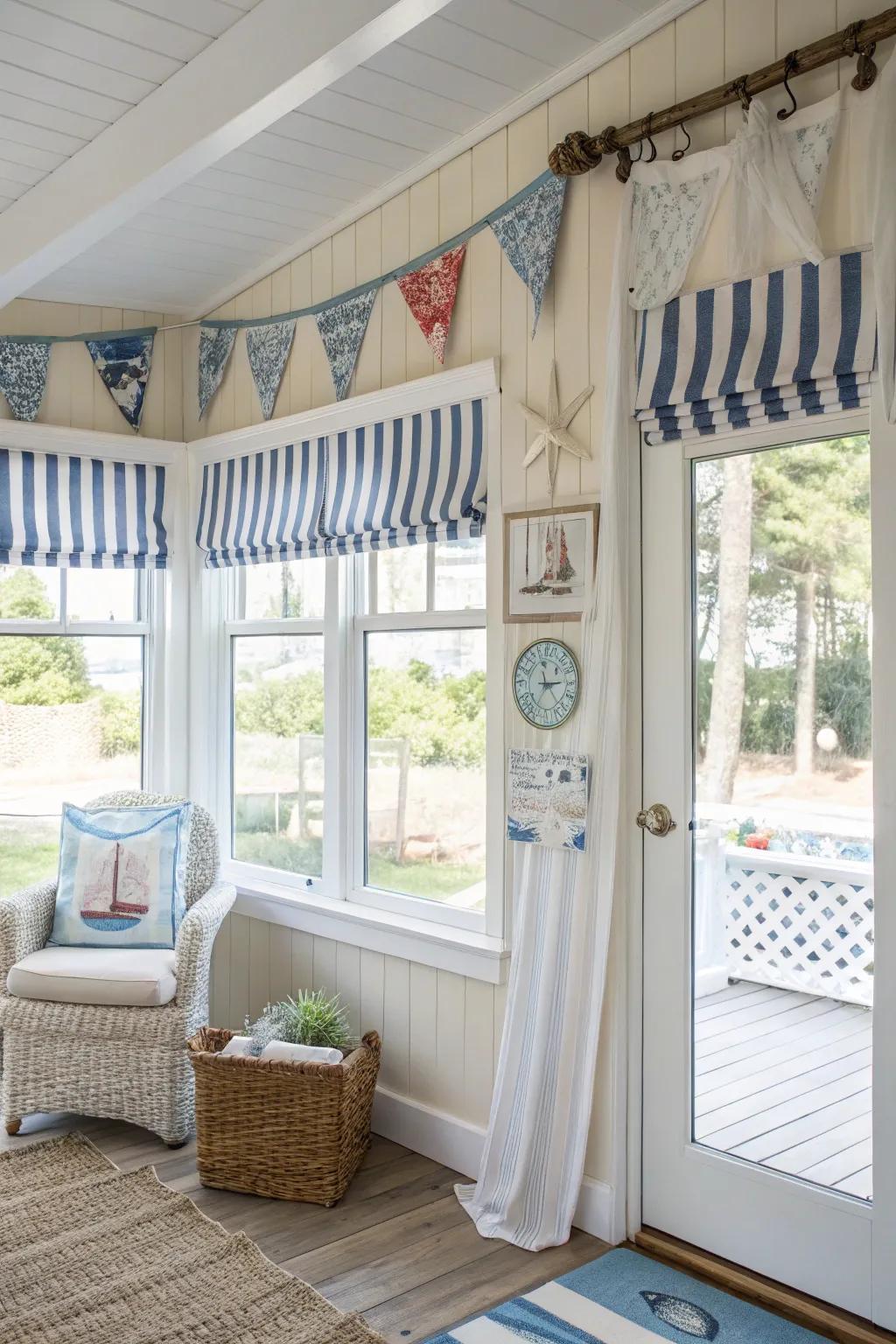 Usher coastal vibrations into your sunroom through nautical valances.